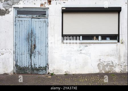 Hattem, Gelderland, Niederlande, 07 14 2022, abgenutzte Fassade eines alten Hauses, Europa Stockfoto