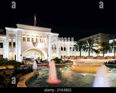 Berühmtes Wahrzeichen des bab al bahrain Square in der Altstadt von manama bei Nacht Stockfoto