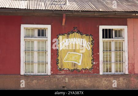 Dieses Bild zeigt eine Fassade mit Chiles bestem Gericht Empanadas, aufgenommen während eines Urlaubs in San Jose del Maipo, Chile, Südamerika Stockfoto