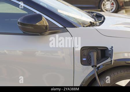 Ronda, malaga, spanien, weißes Elektroauto, das seine Batterie in einer Ladestation auflädt Stockfoto