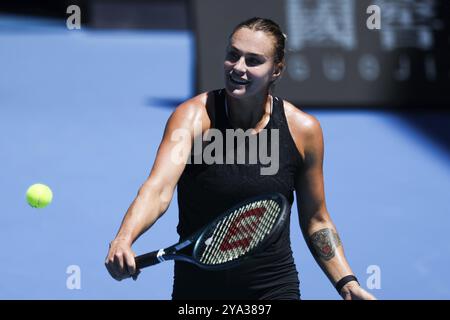 MELBOURNE, AUSTRALIEN, 12. JANUAR: Aryna Sabalenka aus Weißrussland praktiziert mit Paula Badosa aus Spanien vor den Australian Open 2024 im Melbourne Park Stockfoto