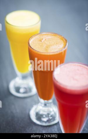 Gläser frischer Orangen-Karotten- und Wassermelonen-Fruchtsaft Stockfoto