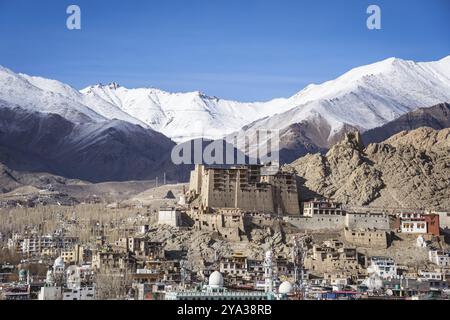 Leh, Indien, 02. April 2023: Sehen Sie die Stadt mit Leh Palace und mit schneebedeckten Bergen im Hintergrund, Asien Stockfoto