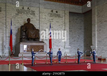 Taipei, Taiwan, 08. Januar 2015: Zeremonie des Wachwechsels in der Chiang Kai-Shek Gedenkhalle in Asien Stockfoto