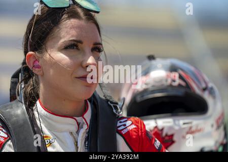 Amber Balcaen, Fahrer der NASCAR Craftsman Truck Series, bereitet sich auf das Rennen für die Dawn 150 in Kansas City, KC, USA, vor Stockfoto