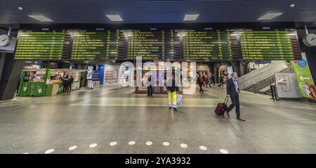 Belgien, 03 21 2018: Elektronischer Fahrplan der belgischen Züge im Brüsseler Südbahnhof, Europa Stockfoto