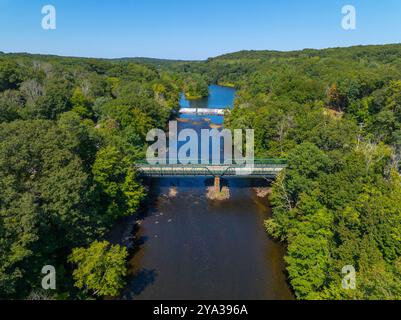 Highland Falls am Blackstone River aus der Vogelperspektive im Sommer in der Nähe des Dorfes Albion, zwischen Lincoln und Cumberland, Rhode Island RI, USA. Stockfoto