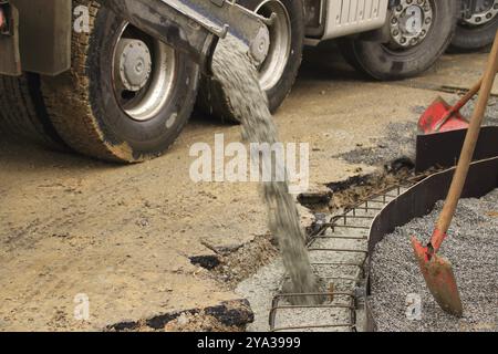 Befüllung eines Streifenfundaments mit Flüssigbeton Stockfoto