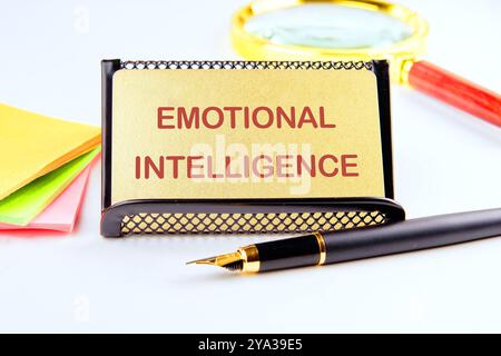 Geschäftskonzept. Der Satz, der Text und die Worte der EMOTIONALEN INTELLIGENZ sind auf einer goldenen Visitenkarte auf hellem Hintergrund geschrieben. Stockfoto