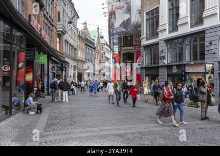 Kopenhagen, Dänemark, 31. Mai 2023: Menschen in der Fußgängerzone und Einkaufsstraße Stroget im historischen Stadtzentrum Europas Stockfoto