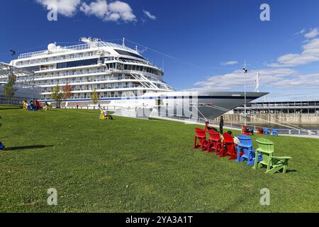 Rasen mit bunten Stühlen neben einem Kreuzfahrtschiff, Old Port, Montreal, Provinz Quebec, Kanada, Nordamerika Stockfoto