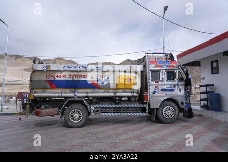 Leh, Indien, 06. April 2023: Ein Tankwagen parkt an einer Tankstelle in Asien Stockfoto