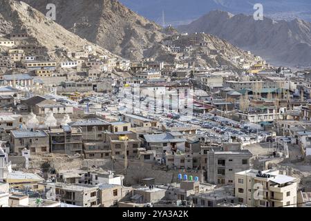 Leh, Indien, 02. April 2023: Das Pologelände, das als Parkplatz genutzt wird, im historischen Stadtzentrum Asiens Stockfoto