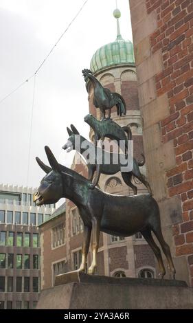 Dieses Foto zeigt eine Statue des legendären „Bremer Stadtmusikanten“ in der historischen Stadt Bremen in Deutschland und wurde im April 2017 aufgenommen Stockfoto