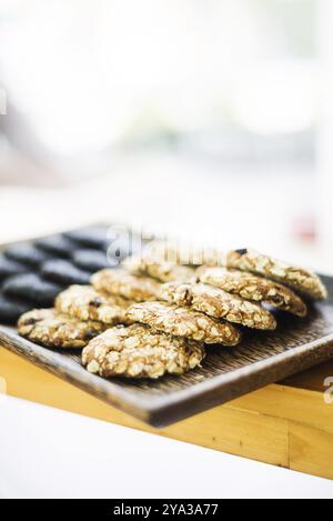 Gesunde natürliche Haferflocken Gourmet Kekse auf Holztablett Stockfoto