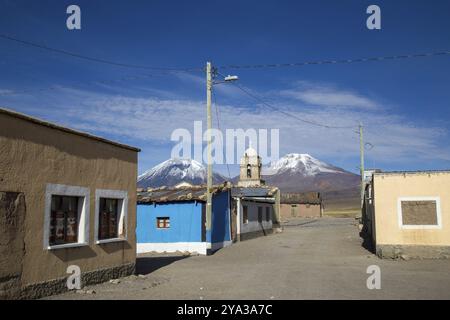 Sajama, Bolivien, 27. Oktober 2015: Stadtplatz mit Kirche im Hintergrund, Südamerika Stockfoto