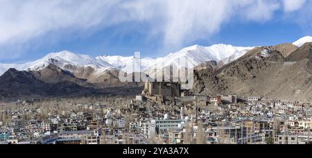 Leh, Indien, 02. April 2023: Panoramablick auf Leh mit dem königlichen Palast und schneebedeckten Bergen im Hintergrund, Asien Stockfoto