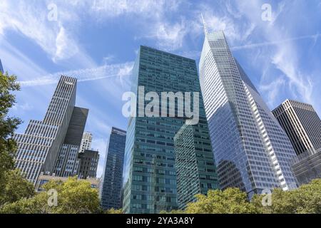 New York, USA, 20. September 2019: Wolkenkratzer aus Sicht des Bryant Park in Manhattan Stockfoto