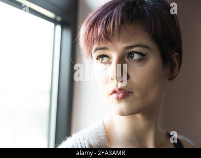 Hausmodeporträt einer 23-jährigen weißen Frau mit kurzen, gefärbten Haaren, Brüssel, Belgien, Europa Stockfoto