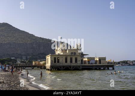 Mondello, Italien, 17. Juli 2023: Außenansicht des Charleston Beach Club am Mondello Beach, Europa Stockfoto