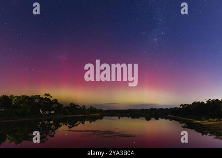 MELBOURNE, AUSTRALIEN, 12. AUGUST: Die erhöhte Sonnenaktivität führt dazu, dass die Aurora Australis in den südlichen Gebieten Australiens sichtbar ist. Dieses Bild ta Stockfoto