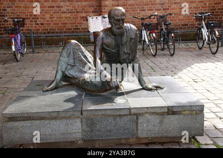 Archimedes Statue auf dem Marktplatz in Guestrow Stockfoto