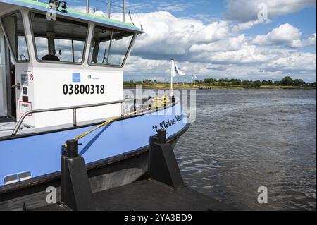 Hattem, Gelderland, Niederlande, 07 14 2022, Fähre über den Fluss Ijssel, Europa Stockfoto