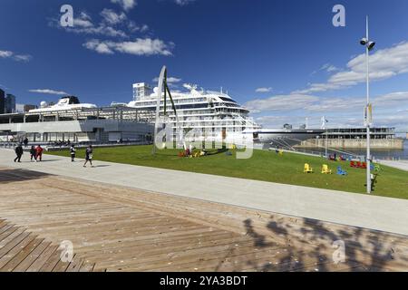 Promenade und Rasen mit bunten Stühlen neben einem Kreuzfahrtschiff, Old Port, Montreal, Provinz Quebec, Kanada, Nordamerika Stockfoto