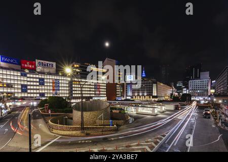 Shinjuku, Japan, 18. Mai 2019: Bahnhof Shinjuku mit Busbahnhof in Tokios geschäftigem Stadtteil Shinjuku bei Nacht, Asien Stockfoto