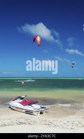 Jetski und Kitesurf Wassersport am Bolabog Beach boracay philippinen Stockfoto