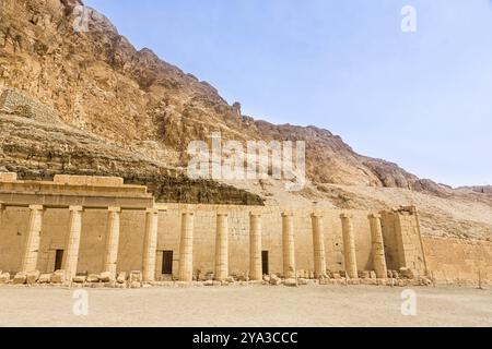 Tempel Der Hatchepsut. Die Gräber der Adligen, die sich an den Klippen des Westjordanlands befinden, waren einst die Gouverneure der Insel Elephantine. Ägypten Stockfoto