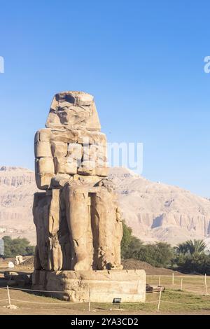 Tempel Der Hatchepsut. Die Gräber der Adligen, die sich an den Klippen des Westjordanlands befinden, waren einst die Gouverneure der Insel Elephantine. Ägypten Stockfoto