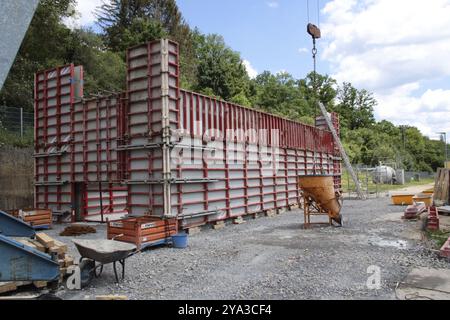 Die Wand eines Lagers ist für die Betonierung vorbereitet Stockfoto
