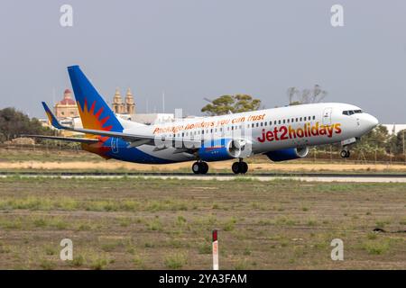 Jet2 Holidays Boeing 737-8KN (REG: G-DRTK) hebt von Start- und Landebahn 13 ab. Stockfoto