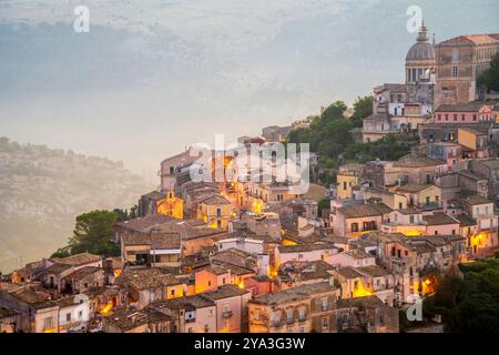 Ragusa aus der Vogelperspektive auf die Skyline des historischen Stadtzentrums, der Altstadt, bekannt als Ragusa Ibla. Ein Stadtbild von Ragusa, Sizilien, Italien in der Abenddämmerung. Stockfoto