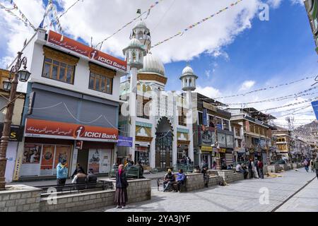 Leh, Indien, 02. April 2023: Außenansicht der Moschee an der Main Bazzar Road im historischen Stadtzentrum Asiens Stockfoto