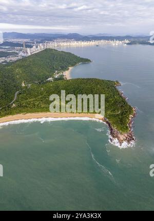 Balneario Camboriu in Santa Catarina. Taquaras Beach und Laranjeiras Beach in Balneario Camboriu. Luftaufnahme in der Landschaft. Brasilien Stockfoto