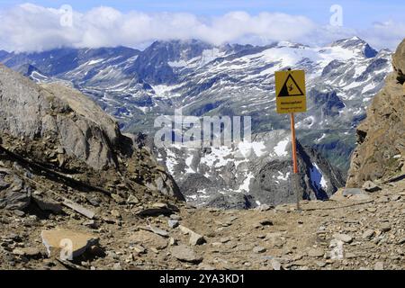 Warnschild am Kitzsteinhorn mit der Aufschrift Sturzgefahr Stockfoto