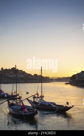 Flussgebiet der Altstadt von porto portugal mit Ragelo-Booten bei Sonnenuntergang Stockfoto