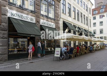 Kopenhagen, Dänemark, 31. Mai 2023: Menschen, die vor der Konditorei La Glace im historischen Stadtzentrum Europas sitzen Stockfoto