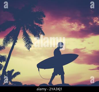 Retro gefilterte Silhouette eines Surfers trägt sein Surfboard mit Palme Stockfoto