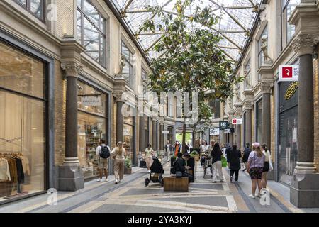 Kopenhagen, Dänemark, 31. Mai 2023: Menschen in der Jorcks-Passage, einer Passage und einem Gebäude mit Geschäften im historischen Stadtzentrum Europas Stockfoto