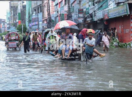 22. August 2024, Feni, Chittagong, Bangladesch: Starke Regenfälle und durch das flussaufwärts liegende Wasser ist Feni Sadar Upazila überschwemmt. Die Leute reisen mit dem Minibus Stockfoto