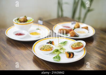 Gemischte französisch-bretonische Tapas, Auswahl an Snackvorspeisen Stockfoto