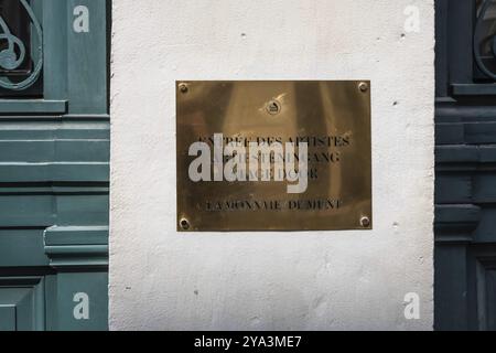 Altstadt von Brussel, Belgien, 06 19 2022, Schild und Bühnentür des Opernhauses Monnaie, Europa Stockfoto