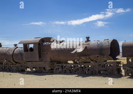 Uyuni, Bolivien, 1. November 2015: Alte und rostige antike Zugwagen auf dem Eisenbahnfriedhof in Südamerika Stockfoto