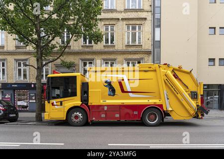 Kopenhagen, Dänemark, 30. Juni 2023: Ein großer gelber und roter Müllwagen in den Straßen von Kopenhagen, Europa Stockfoto