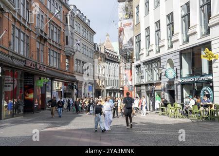 Kopenhagen, Dänemark, 31. Mai 2023: Menschen in der Fußgängerzone und Einkaufsstraße Stroget im historischen Stadtzentrum Europas Stockfoto