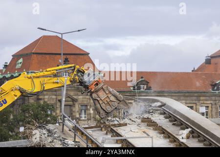 Nach dem Einsturz von Teilen der Carola-Brücke begannen die Abrissarbeiten auf der Altstadtseite. Die Brückenabschnitte auf der Altstadtseite wurden abgebaut Stockfoto