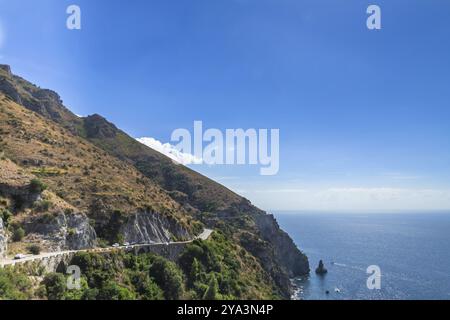 Amalfiküste, Italien. Unglaubliche Straße und Landschaft Stockfoto